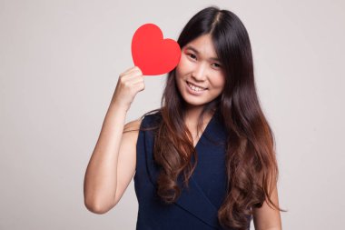 Kırmızı kalpli Asyalı kadın.