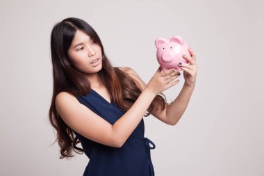 Bir domuz para banka ile genç Asyalı kadın.