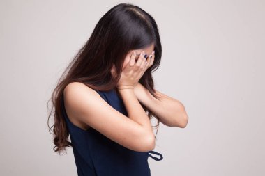 Üzgün genç Asyalı kadın avuç içi ağlar.