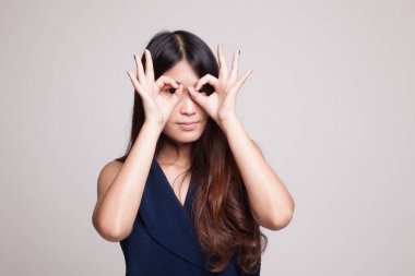 Asyalı kadın yapmak komik Çift Ok işareti olarak gözlük.