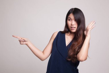 Boşluk noktasına heyecanlı Asyalı kadın.