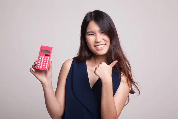 Mujer asiática pulgares arriba con calculadora . —  Fotos de Stock