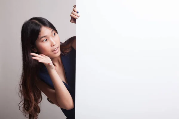 Izgatott fiatal ázsiai nő, üres jel. — Stock Fotó