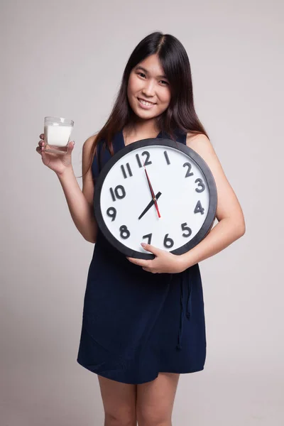 Saludable mujer asiática bebiendo vaso de leche celebrar reloj . —  Fotos de Stock