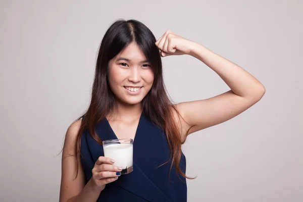 Gesunde asiatische Frau trinkt ein Glas Milch. — Stockfoto