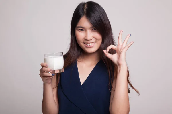 Egészséges ázsiai nő, egy pohár tej Térkép Ok jele. — Stock Fotó