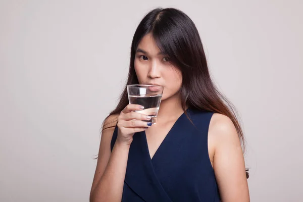 Ung asiatisk kvinna med ett glas vatten. — Stockfoto