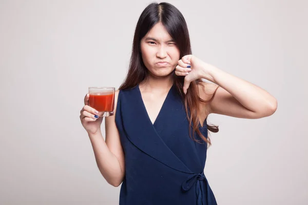 Asiática mujer thumbs abajo odio tomate jugo . —  Fotos de Stock