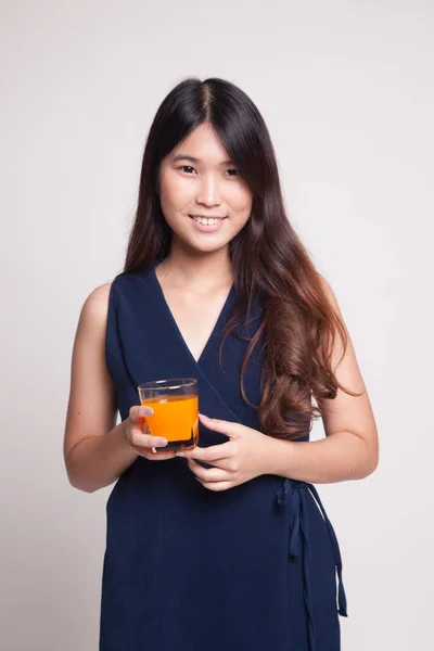 Ung asiatisk kvinna drink apelsin juice. — Stockfoto