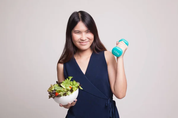 Donna asiatica sana con manubri e insalata . — Foto Stock