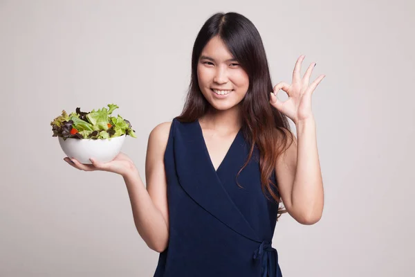 Friska asiatisk kvinna show Ok med sallad. — Stockfoto