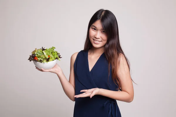 Mulher asiática saudável com salada . — Fotografia de Stock