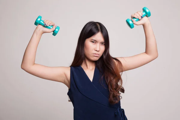 Uitgeput Aziatische vrouw met halters. — Stockfoto