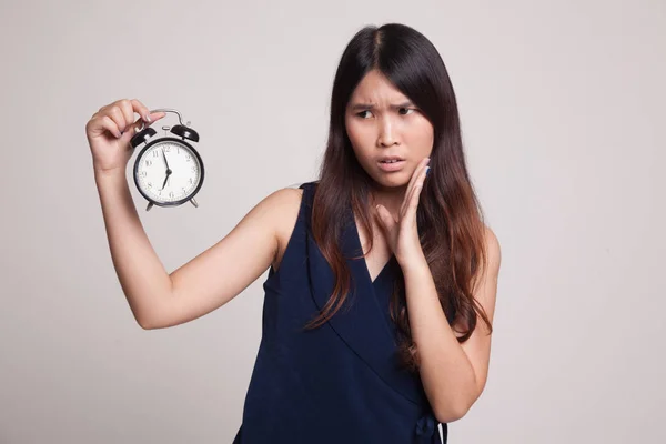 Young Asian woman is stressed with a clock. — Stock Photo, Image