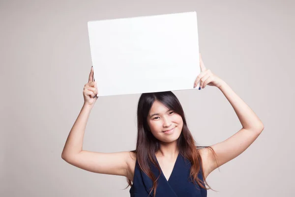 Joven mujer asiática con blanco signo en blanco . —  Fotos de Stock