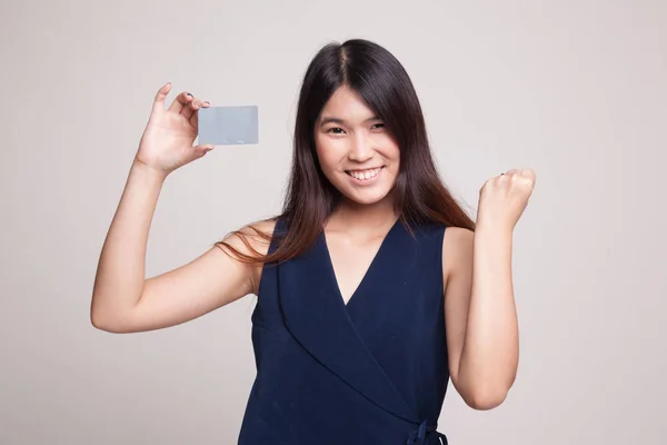 Ung asiatisk kvinna fist pump med tomt kort. — Stockfoto