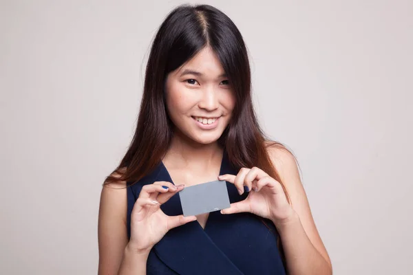 Joven asiática sonrisa con tarjeta en blanco . —  Fotos de Stock
