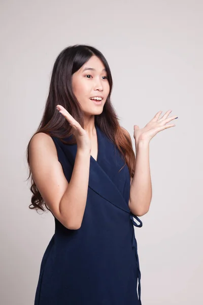 Joven asiática mujer es sorprendido y sonrisa . — Foto de Stock