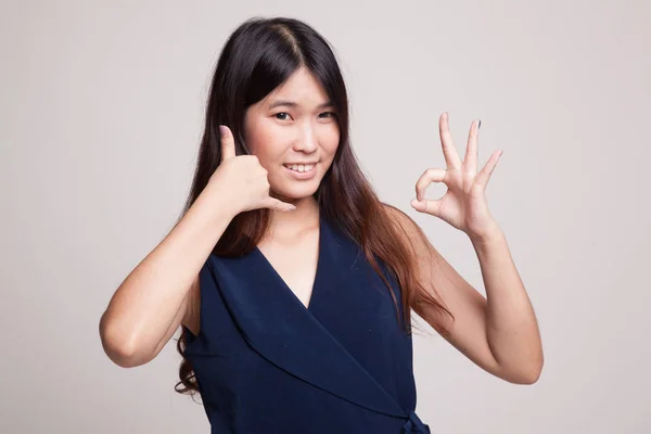 Telefon jest ve Ok işareti ile genç Asyalı kadın gösterisi. — Stok fotoğraf
