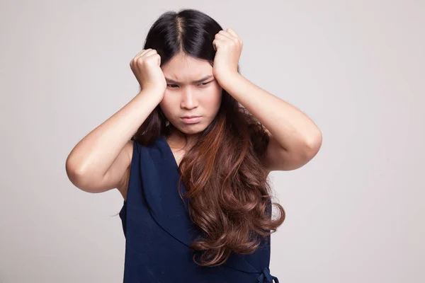 Ung asiatisk kvinna fick sjuka och huvudvärk. — Stockfoto