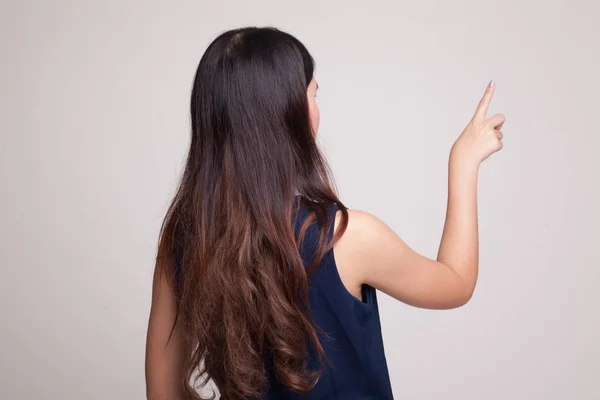 Costas da mulher asiática tocando a tela com o dedo . — Fotografia de Stock