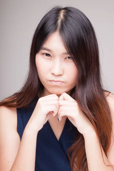 Retrato de bela jovem mulher asiática. — Fotografia de Stock
