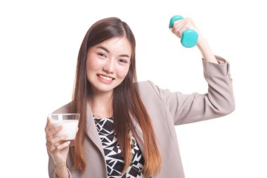 Bir bardak süt ve halter içme sağlıklı Asyalı kadın.