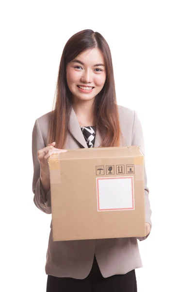 Junge asiatische Arbeiterin mit 3 schweren Versandboxen. — Stockfoto