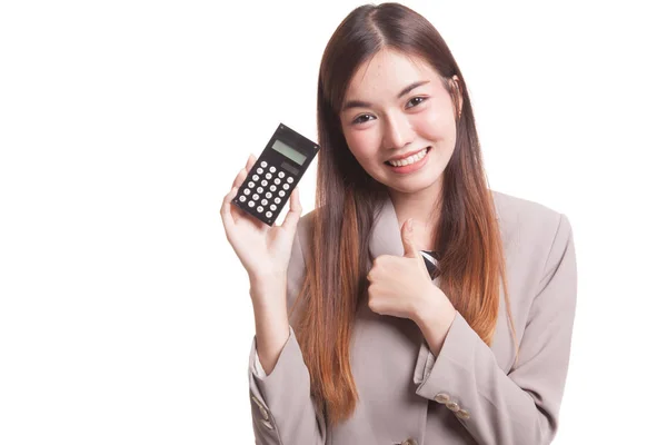 Aziatische vrouw duimen omhoog met de calculator. — Stockfoto