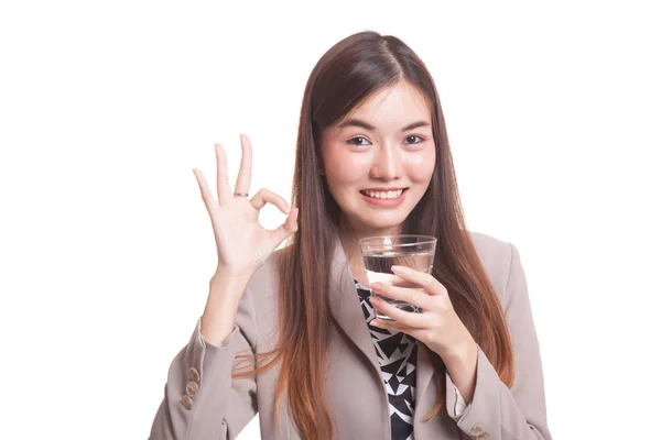 Mladá asijská žena Ukázat Ok se sklenicí pitné vody. — Stock fotografie