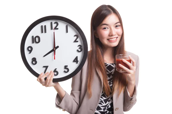 Jeune femme asiatique avec du jus de tomate et horloge . — Photo