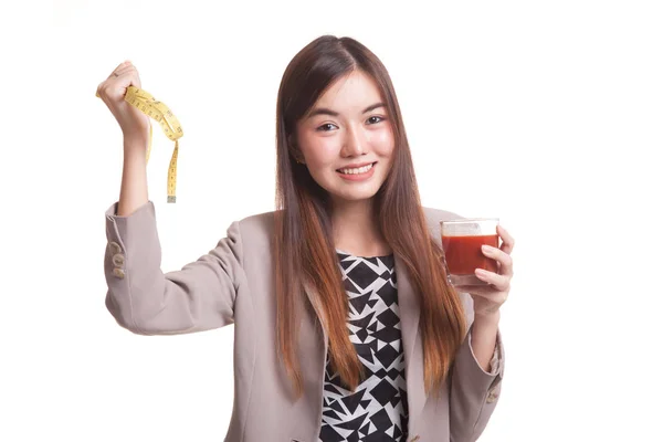 Mujer asiática con jugo de tomate y cinta métrica . — Foto de Stock