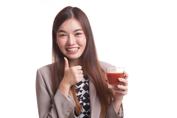 Jonge Aziatische vrouw duimen omhoog met tomatensap. — Stockfoto