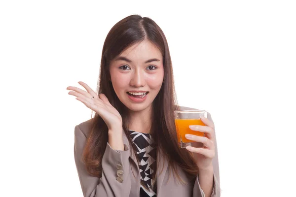Glücklich junge asiatische Frau trinken Orangensaft. — Stockfoto