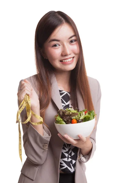 Gezonde Aziatische vrouw met het meten van de tape en salade. — Stockfoto