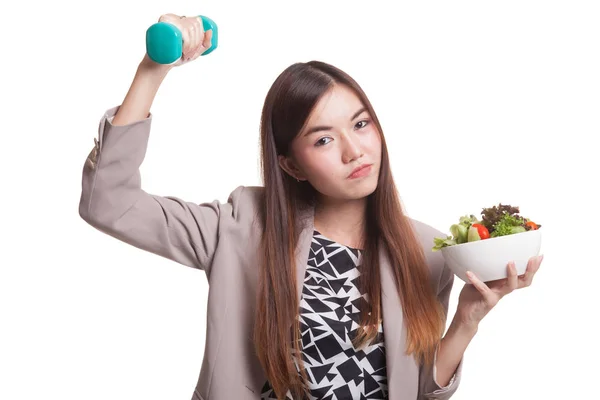 Gesunde Asiatin mit Hanteln und Salat. — Stockfoto