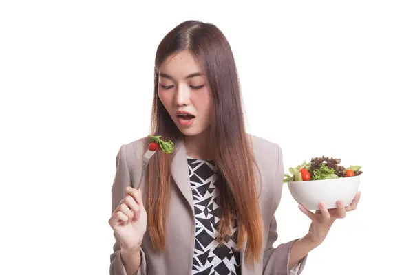 Donna asiatica sana con insalata . — Foto Stock