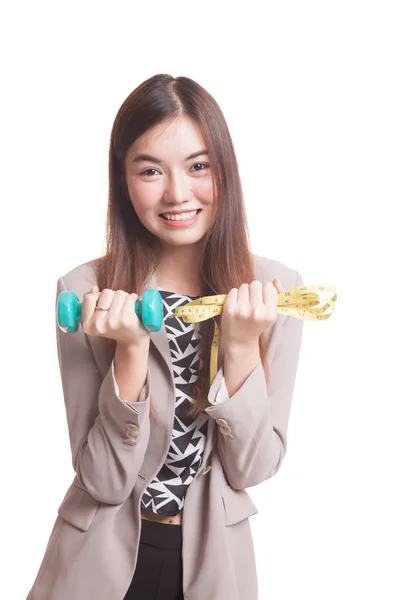 Saludable mujer asiática con mancuernas y cinta métrica . — Foto de Stock