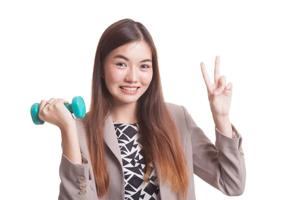 Frisk asiatiska affärskvinna Visa seger tecken med hantlar. — Stockfoto