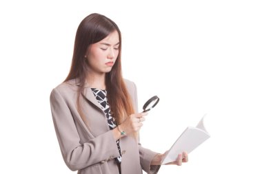 Bir kitap ve Büyüteç ile Asyalı kadın.