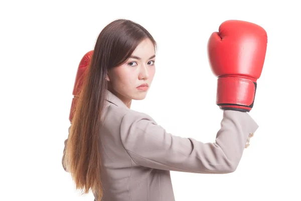 Jovem mulher asiática com luvas de boxe vermelho . — Fotografia de Stock