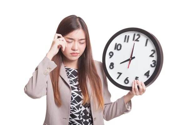 Sleepy joven asiática mujer con un reloj en la mañana . —  Fotos de Stock