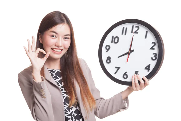 젊은 아시아 여성 시계와 확인 표시. — 스톡 사진