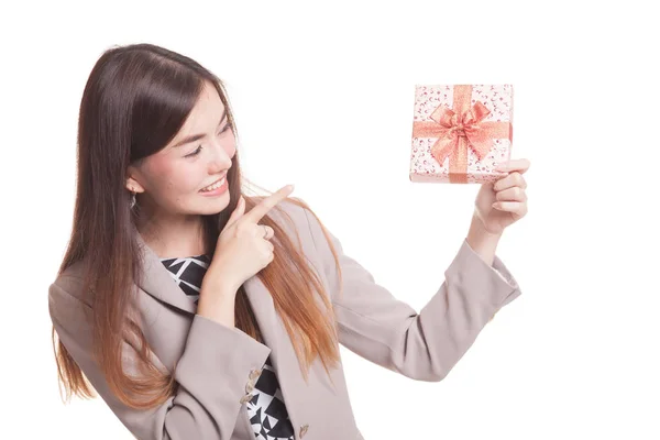 Jonge Aziatische vrouw met een geschenkdoos. — Stockfoto