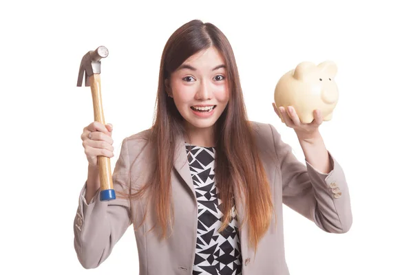 Mujer asiática con banco de monedas de cerdo y martillo . — Foto de Stock