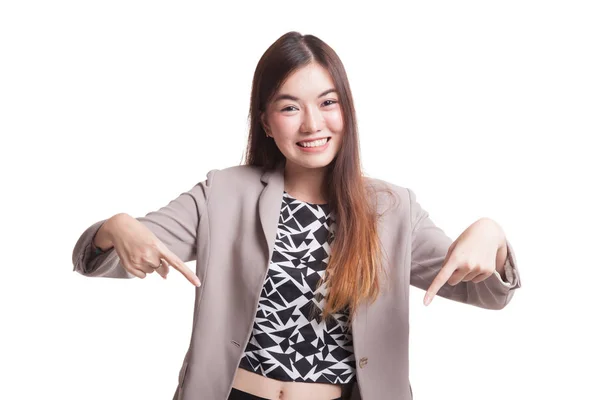 Mooie jonge Aziatische vrouw punt tot lege ruimte. — Stockfoto