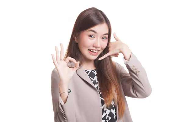 Jonge Aziatische vrouw show met telefoon gebaar en Ok teken. — Stockfoto