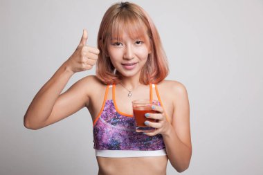 Güzel sağlıklı Asyalı kız yaşasın domates suyu ile.