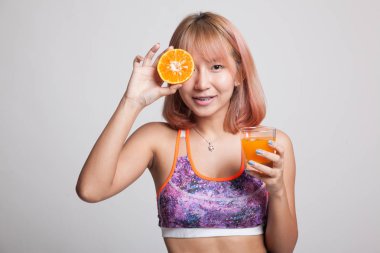 Portakal suyu ve portakal meyve güzel Asyalı sağlıklı kız.