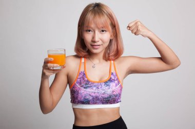 Güzel Asyalı sağlıklı kız BI esneme portakal suyu içme